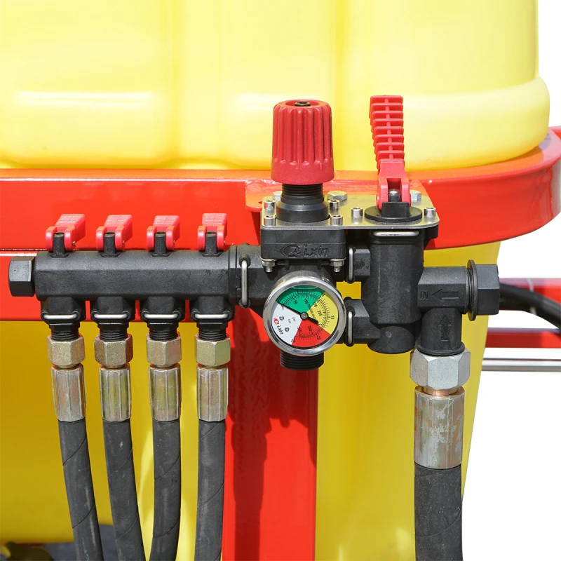 Erbicidator cu bazin 600L si brat 12m, cu 25 diuze triple