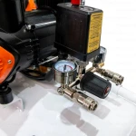 Compresor Silentios RURIS Silent Power 10000 OilFree – 3000W, 100L, 528 l/min, 8 Bar, Fara Ulei, 2 Cilindri, 2 Iesiri, Protectii Multiple