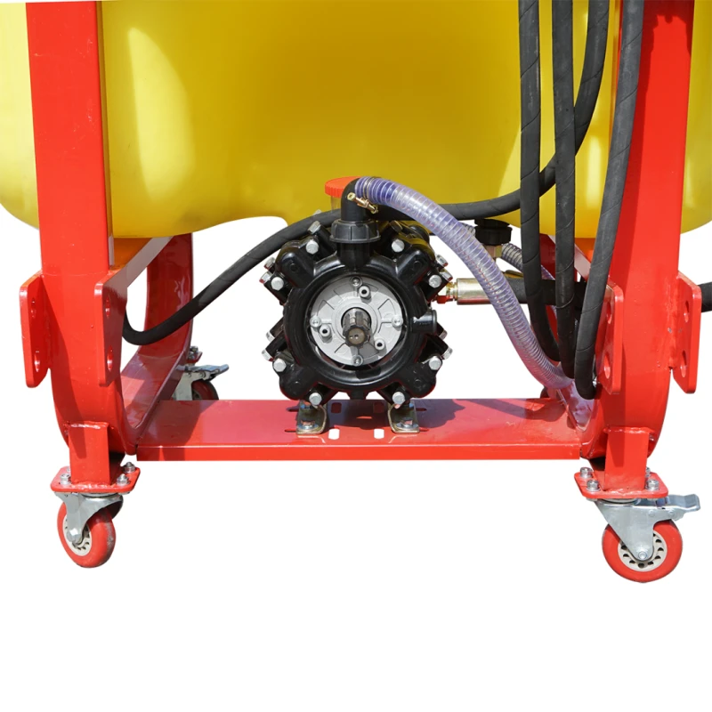 Erbicidator cu bazin 600L si brat 12m, cu 25 diuze triple